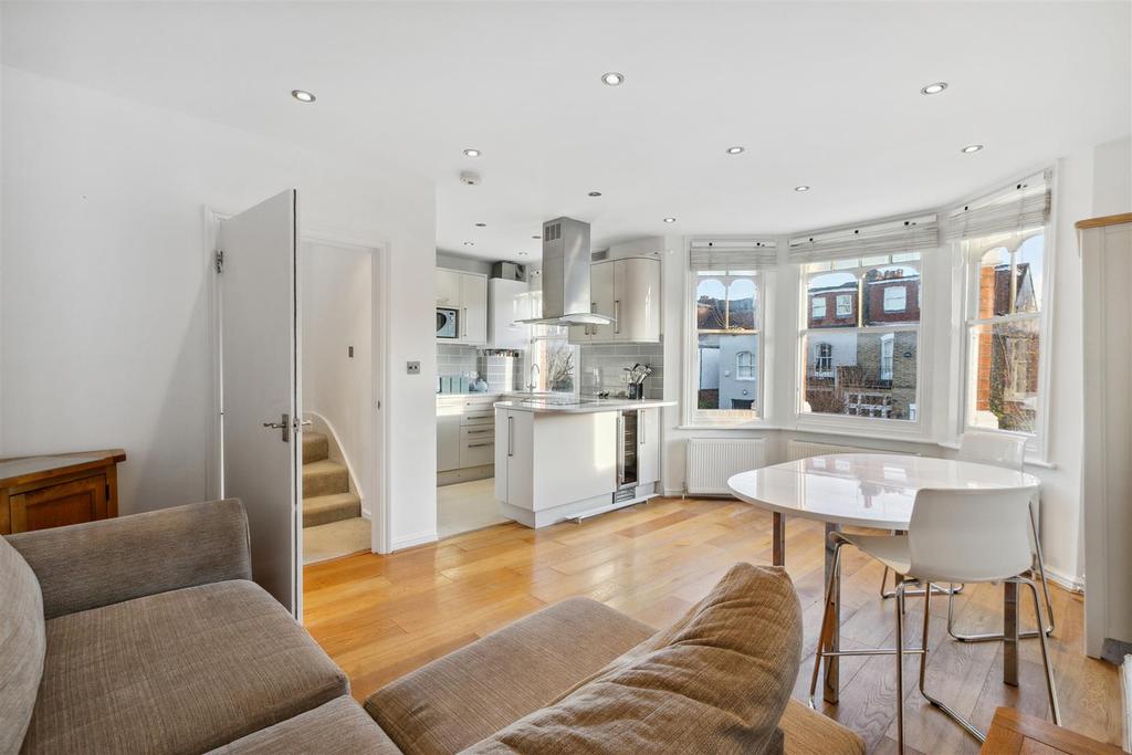 Kingscote Road, Top Floor Flat, Chiswick 3 bed flat £2,500 pcm (£577 pw)