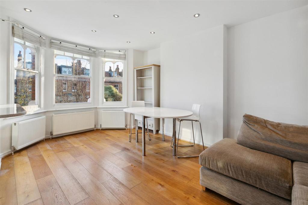 Kingscote Road, Top Floor Flat, Chiswick 3 bed flat £2,500 pcm (£577 pw)