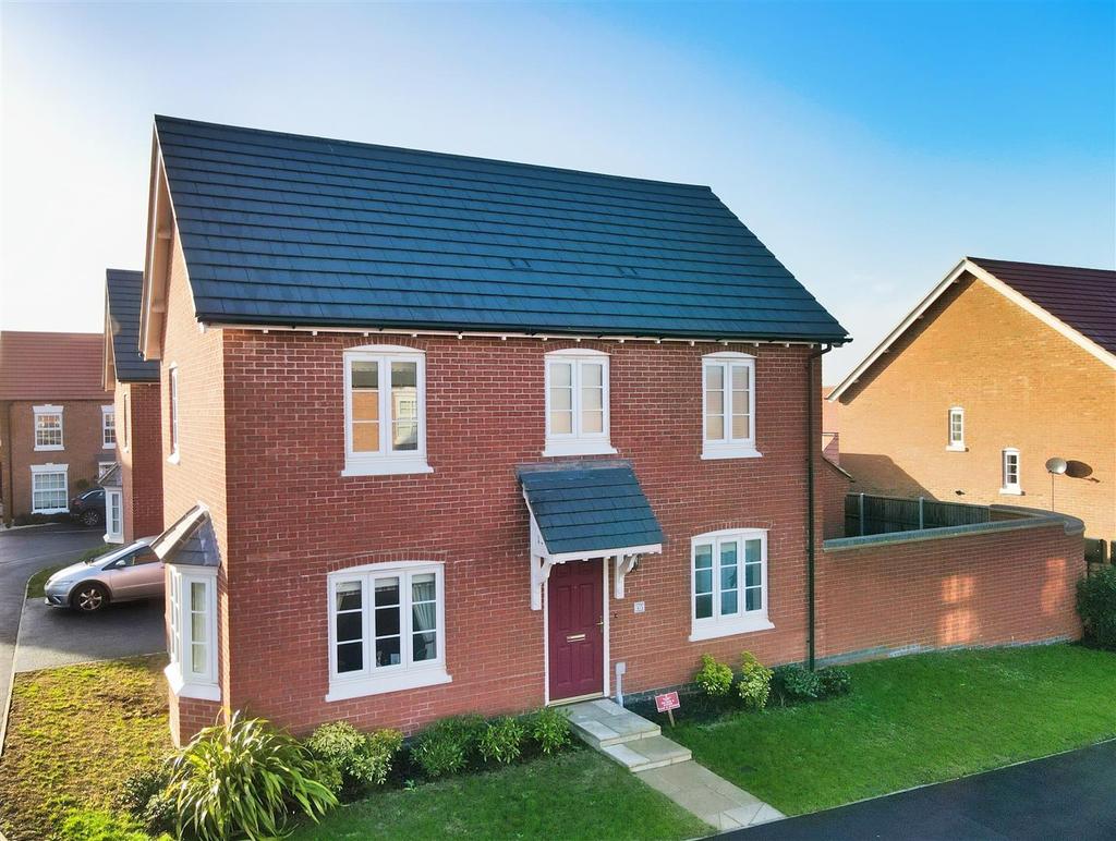 Harvington Crescent, Hanslope, Milton Keynes 3 bed detached house £