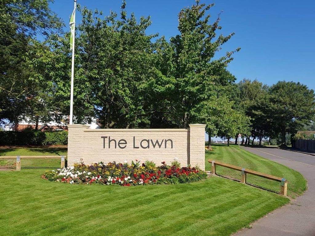 Lawn Avenue, SuttonInAshfield 3 bed detached house £1,350 pcm (£312 pw)