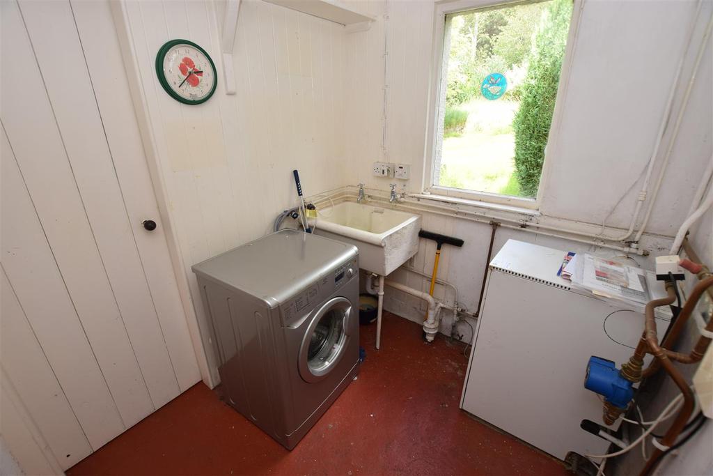 Entrance porchutility room.jpg