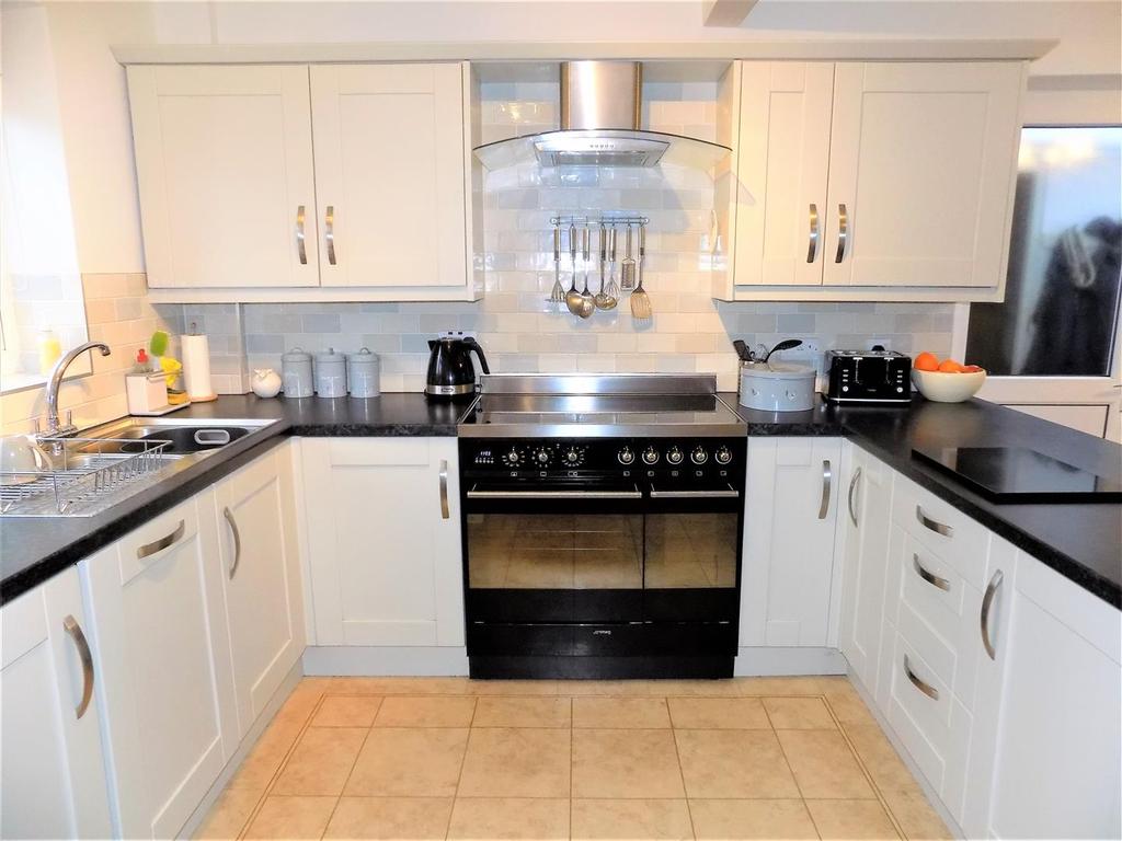 Straws Lane, East Bridgford, Nottingham 3 bed semidetached house £