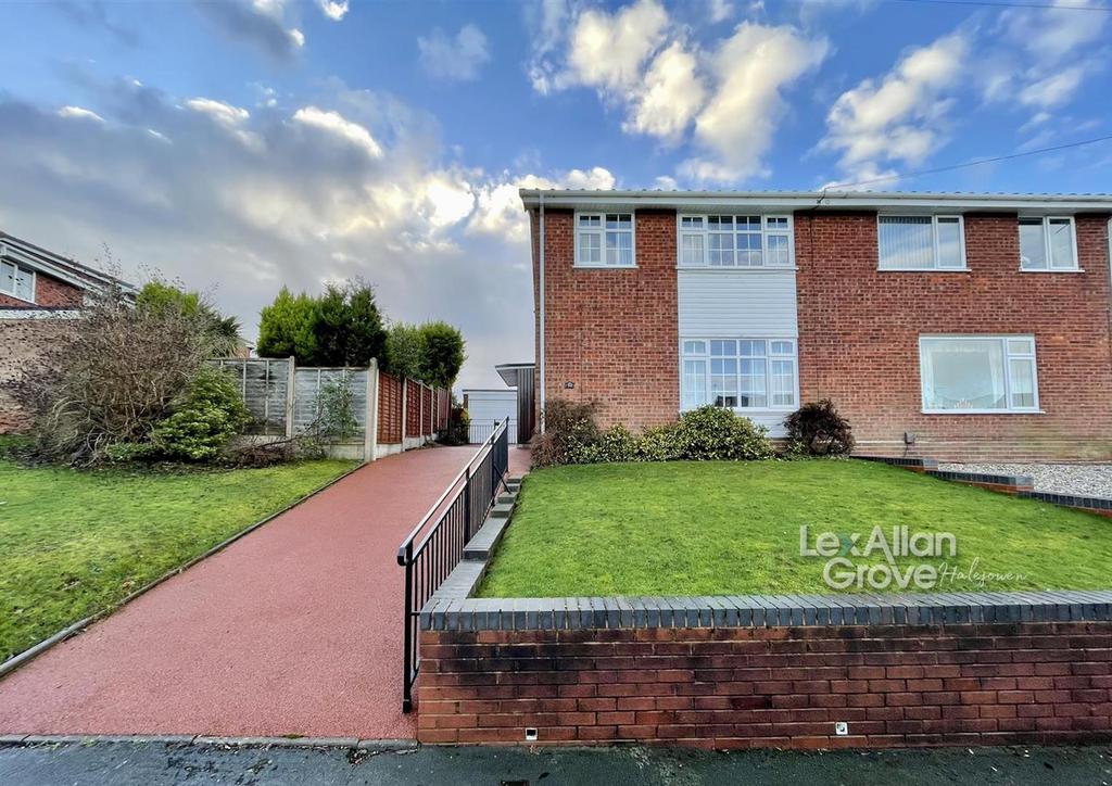 Moorfield Drive, Halesowen 3 bed semidetached house £260,000