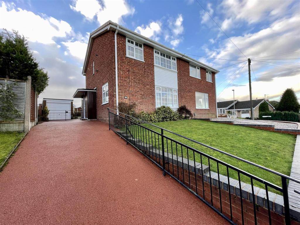 Moorfield Drive, Halesowen 3 bed semidetached house £260,000