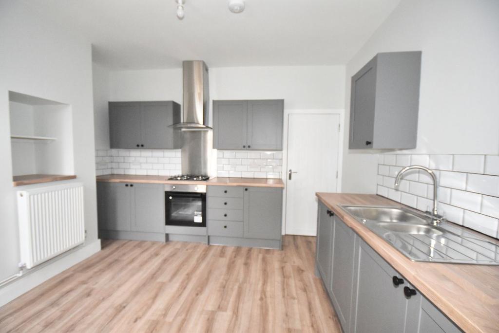 Grove Road, Heron Cross, StokeonTrent, ST4 3AZ 2 bed terraced house