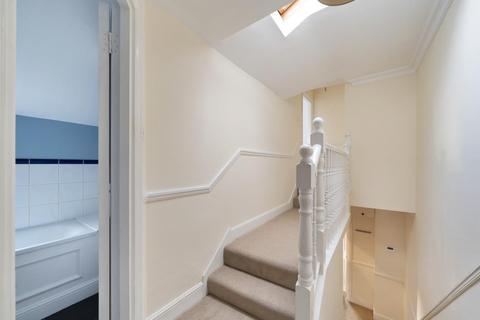 17b Gayville Road, London, SW11 6JW
