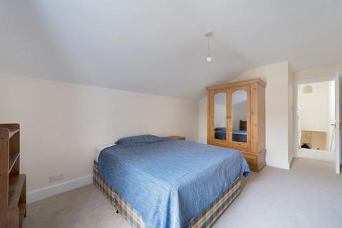 17b Gayville Road, London, SW11 6JW