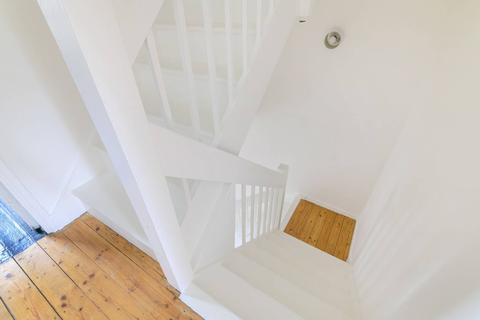 14 Castle Close, London, E9 5TN