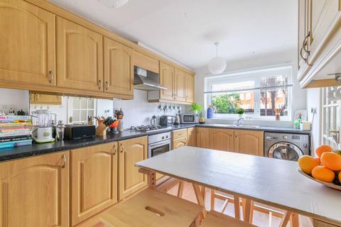 14 Castle Close, London, E9 5TN
