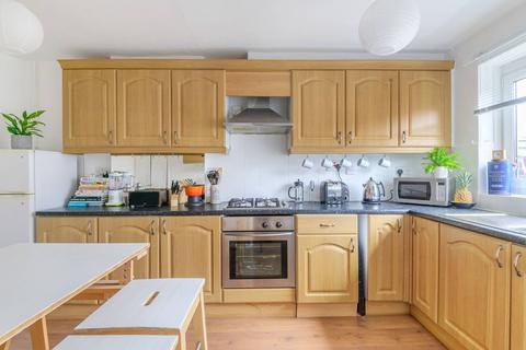 14 Castle Close, London, E9 5TN