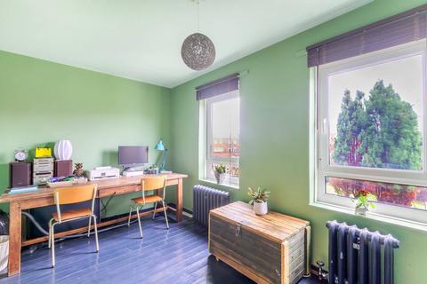 14 Castle Close, London, E9 5TN