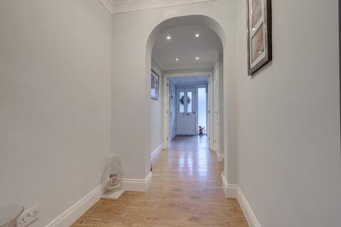 8 High Road, Rayleigh, SS6 7AA