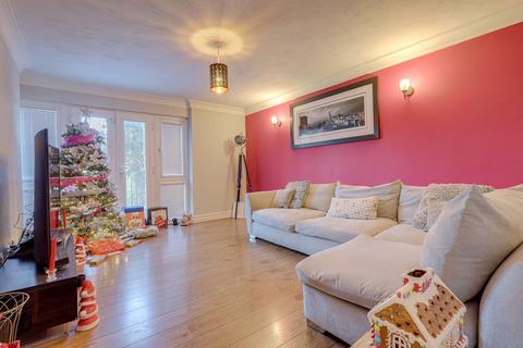 8 High Road, Rayleigh, SS6 7AA