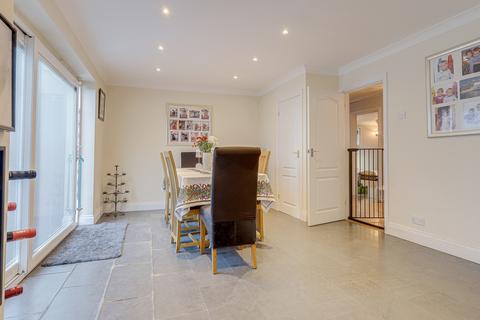 8 High Road, Rayleigh, SS6 7AA