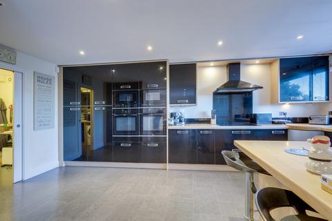 8 High Road, Rayleigh, SS6 7AA