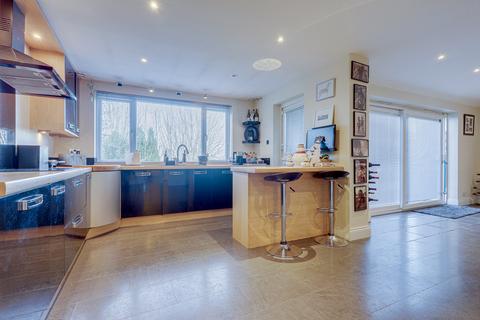 8 High Road, Rayleigh, SS6 7AA