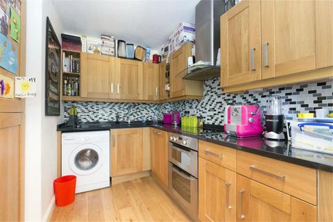 2 bedroom apartment to rent, Cascades Tower, 4 Westferry Road, London, E14