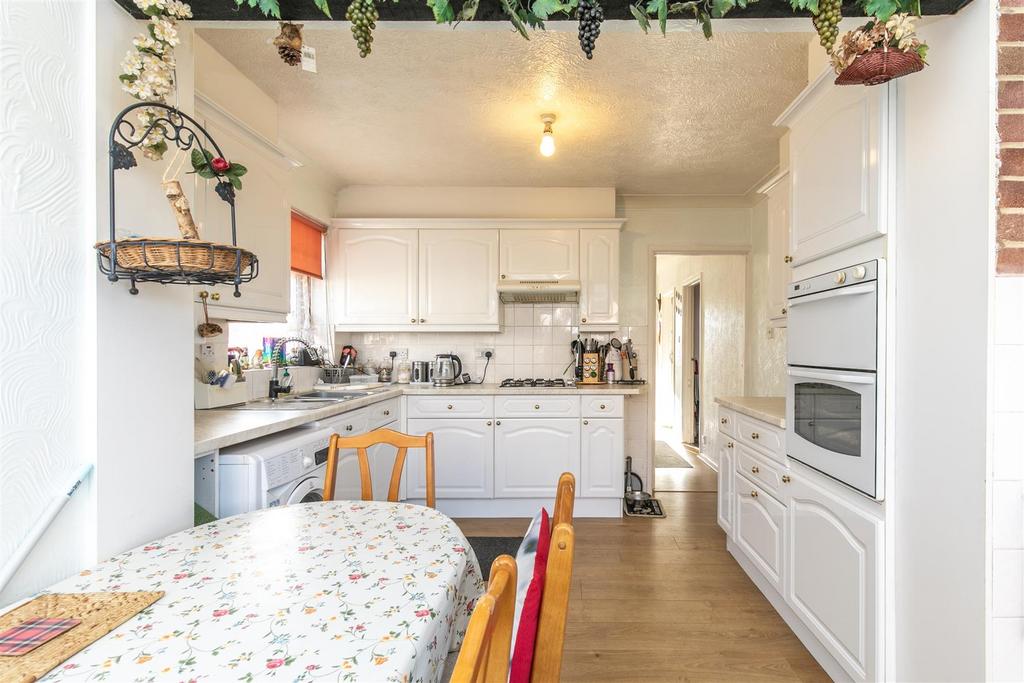 KITCHEN &amp; BREAKFAST/DINING ROOM