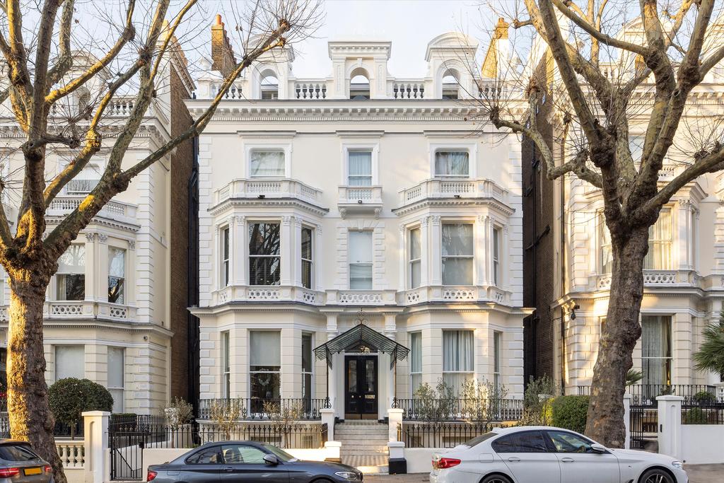 Holland Park, London, W11 2 bed flat for sale £1,700,000