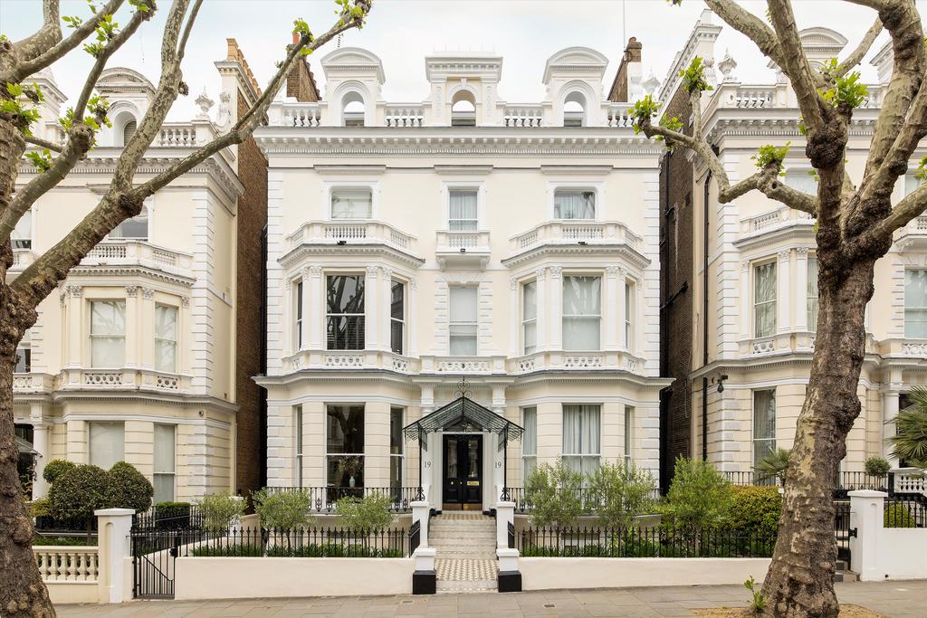 Holland Park, London, W11 2 bed flat for sale £1,650,000
