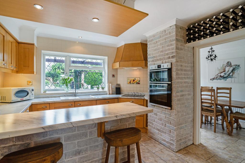 Long Lane, Rickmansworth, WD3 3 bed detached house for sale £675,000