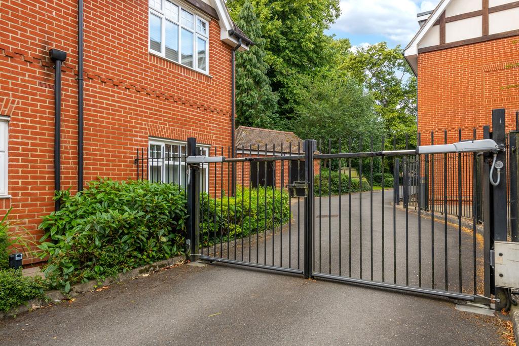 Wray Common Road, Warwick Place, RH2 2 bed flat £330,000