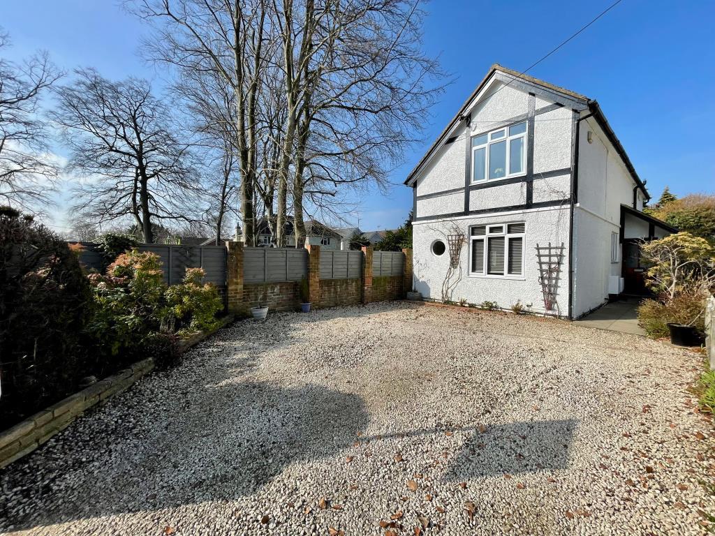 Windlesham, Surrey, GU20 4 bed detached house for sale £700,000