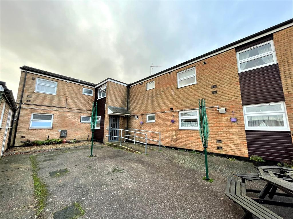 Skegness Road, Symonds Green... 1 bed flat £875 pcm (£202 pw)