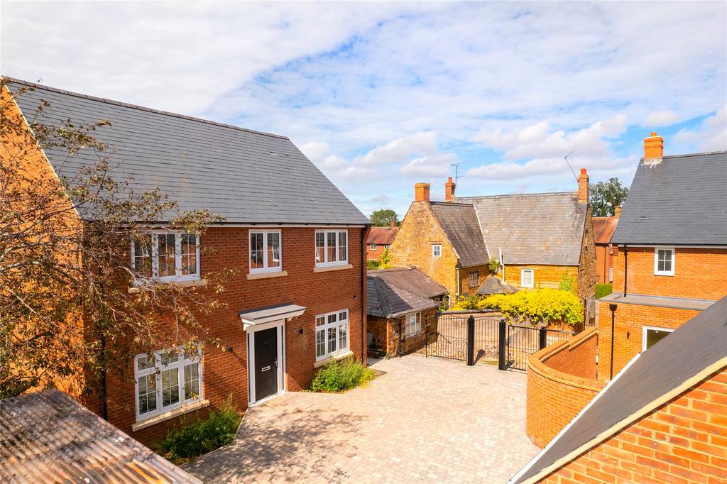 Queen Street, Weedon, Northamptonshire, NN7 4 bed detached house for
