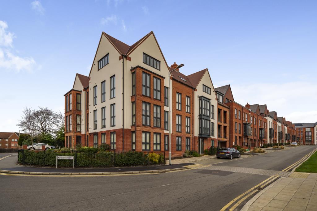 Earle Crescent, Wokingham, RG40 2 bed apartment £1,750 pcm (£404 pw)