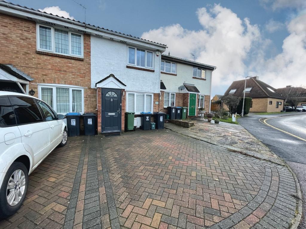 Hales Park Close, Hemel Hempstead... 2 bed terraced house £1,395 pcm (£322 pw)