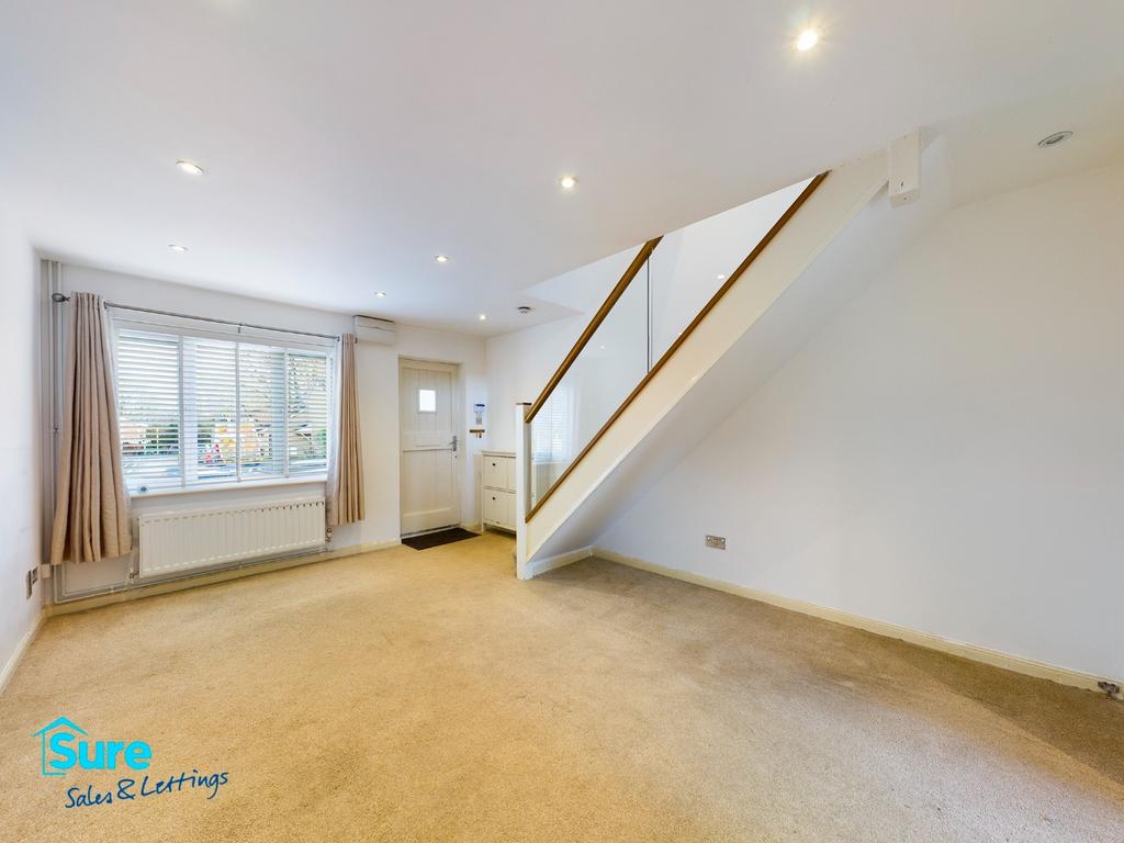 Hales Park Close, Hemel Hempstead... 2 bed terraced house £1,395 pcm (£322 pw)