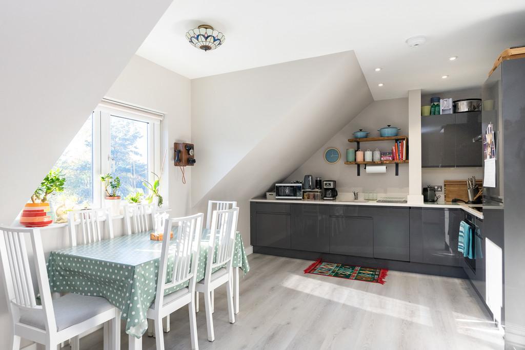 Chalkpit Lane, Dorking 2 bed apartment for sale £350,000