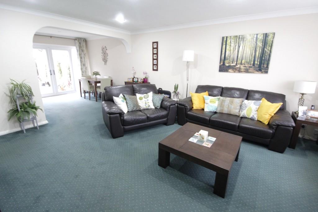 Grasmere Way, Byfleet 3 bed end of terrace house £465,000