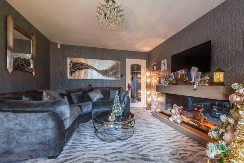 3 Newmilns Gardens, Kilmarnock, KA3 6FX 4 bed detached villa £255,000