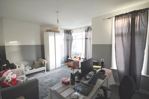 2 bedroom flat for sale - Central Road, Wembley