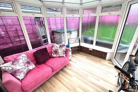 3 bedroom detached house to rent, The Gateways, Manchester