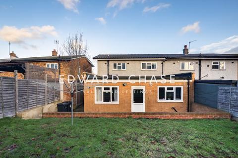 5 bedroom semi-detached house to rent, Knights Way, Ilford, IG6