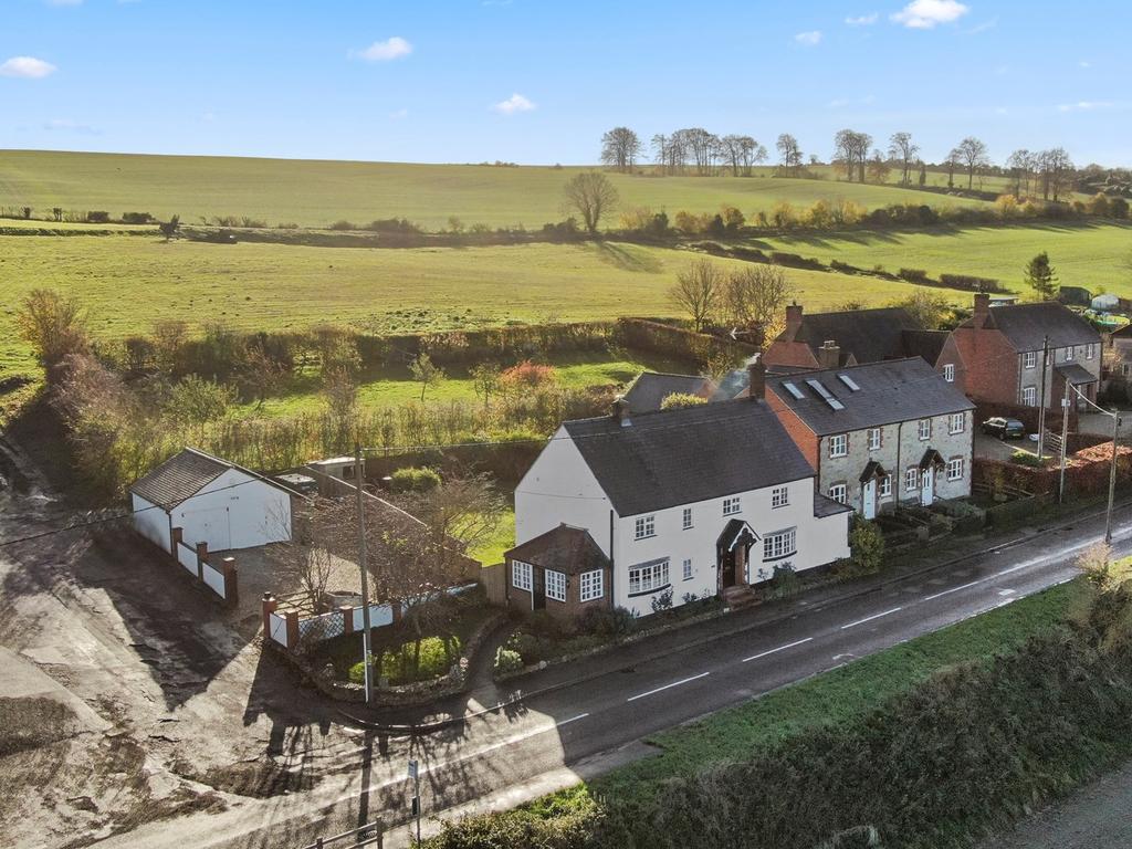 Idstone Road, Ashbury, SN6 4 bed detached house for sale £650,000