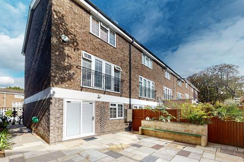 12 Ullswater Close, Bromley, BR1 4JF