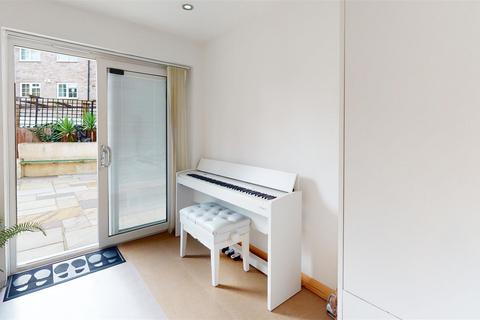 12 Ullswater Close, Bromley, BR1 4JF