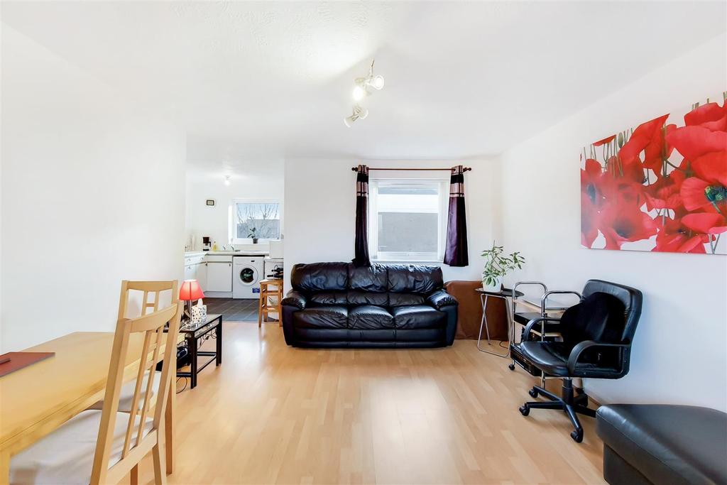 Granville Square, London, SE15 6DU 1 bed flat for sale £275,000