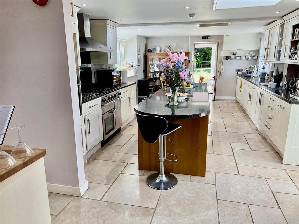 Kitchen 1.jpg