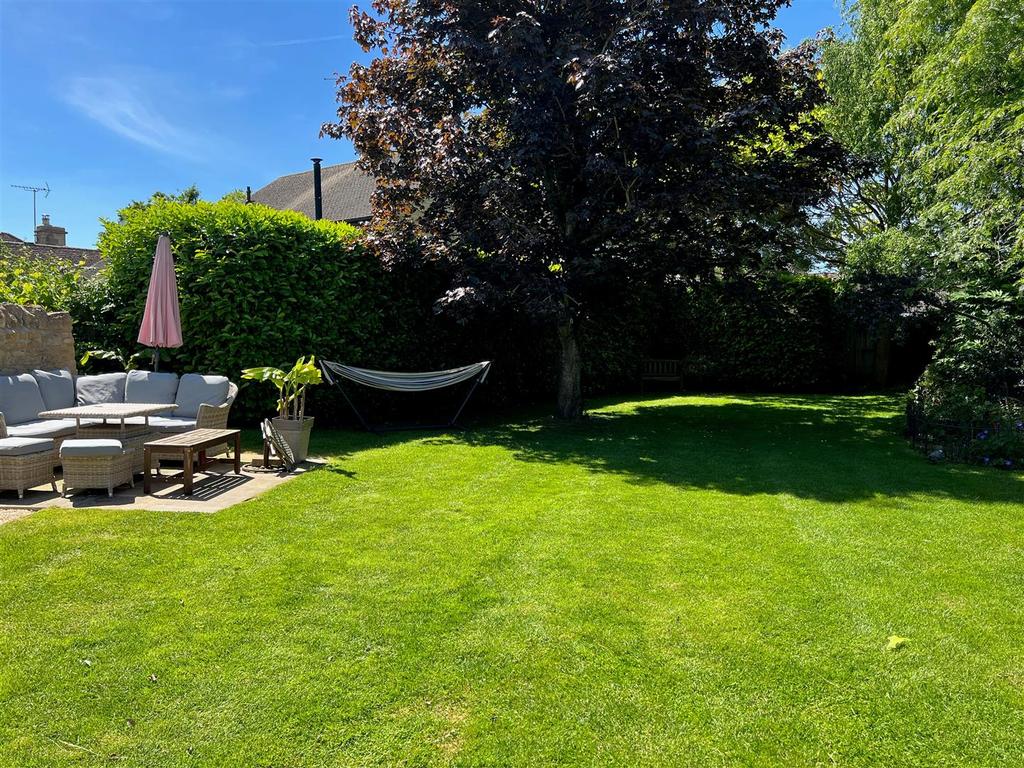 Rear garden 2.jpg