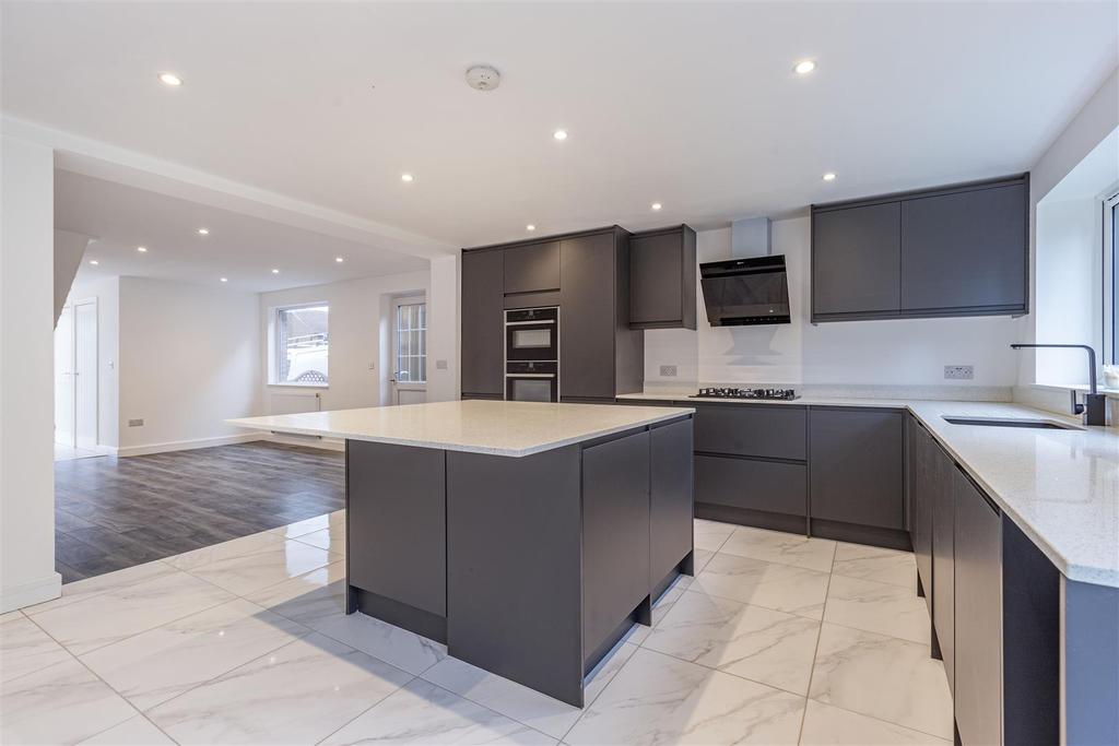 Chaworth Road, Ottershaw 4 bed detached house £800,000