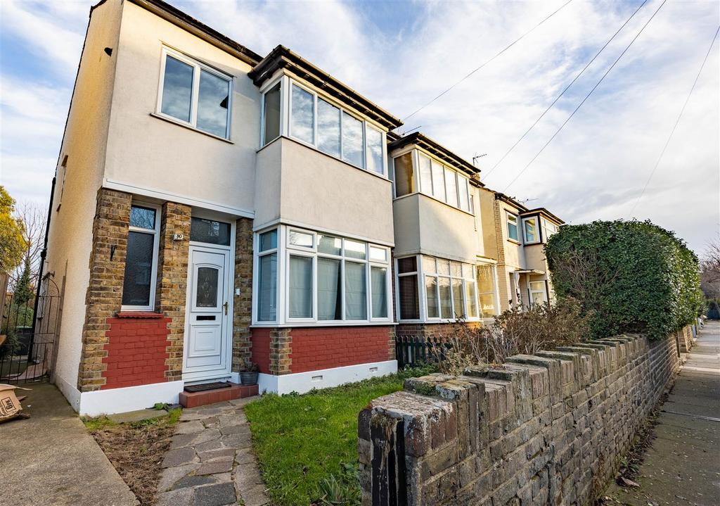 Cromwell Road, Southend 3 bed semidetached house for sale £335,000