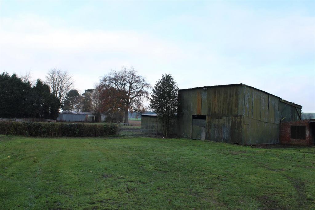 Loose box and store
