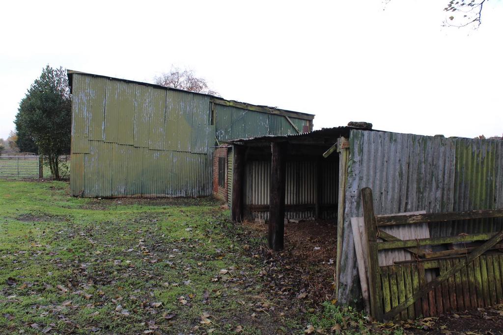 Loose box and store