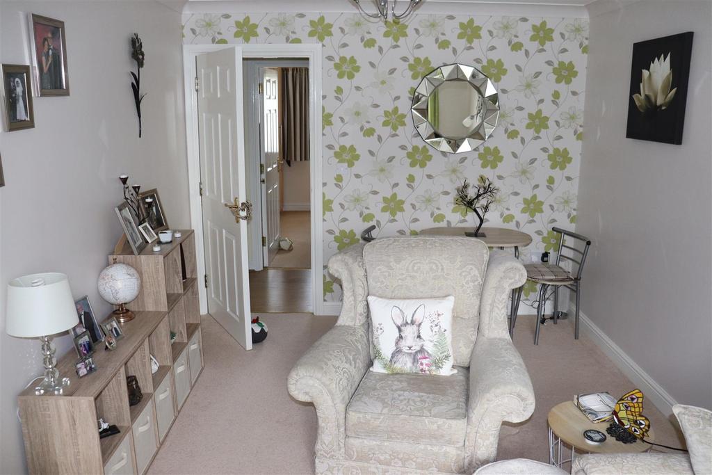 Woodcroft Close, Pelsall 2 bed apartment £145,000