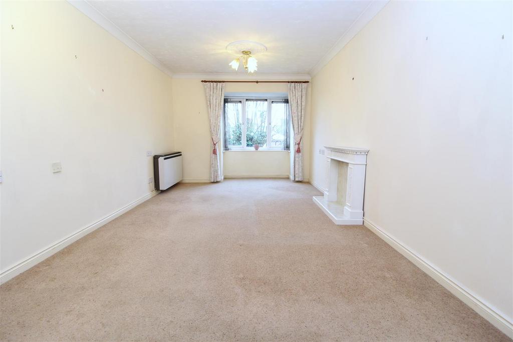 Living Room - 4.JPG